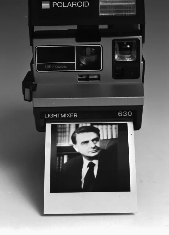 Polaroid-Kamera-u-Foto-von-Edwin-H-Land-Fotografie-Kamera-Sofortbildkamera-Polaroid-Lightmixer-630-mit-Portraetaufnahme-des-Erfinders-der-Sofortbildkamera-und-Gruenders-der-Polaroid-Corporation-Edwin-H-Land
