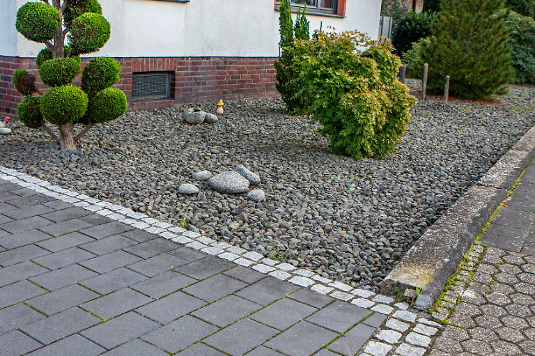 Ein-steinerner-Vorgarten-aus-Kiesel-und-Schotter-in-der-Naehe-von-Erftstadt-Rhein-Erft-Kreis-NRW