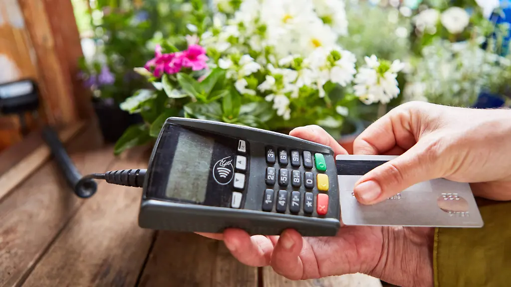 Kunde-bezahlt-mit-Kreditkarte-bargeldlos-an-der-Kasse-im-Blumenladen-oder-Shop-property-released-PUBLICATIONxINxGERxSUIxAUTxONLY-Copyright-xZoonar