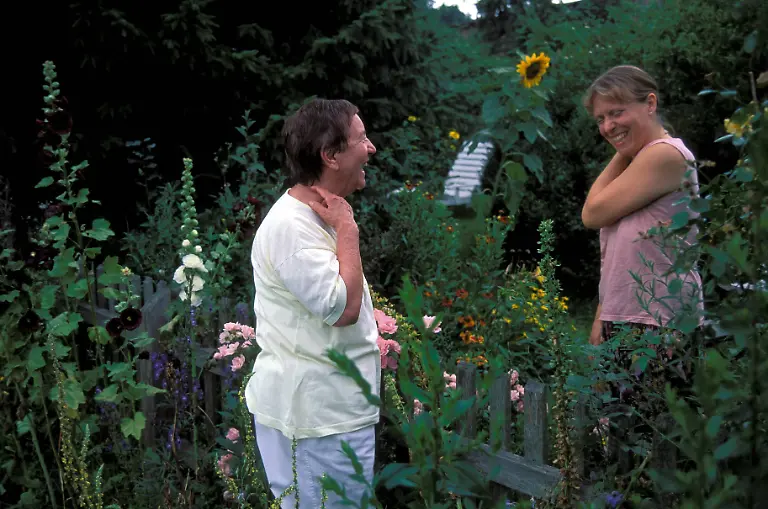 Nachbarinnen-beim-Gespraech-am-Gartenzaun