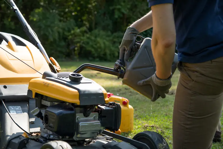 ILLUSTRATION-Ein-Mann-fuellt-am-16-08-2018-in-einem-Garten-in-Oldenburg-Schleswig-Holstein-den-Tank-eines-Benzin-Rasenmaehers-gestellte-Szene