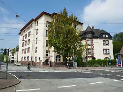 Irre Posse in Frankfurt: Sicherheitsdienst bewacht für Zehntausende Euro Steuergeld Treppengeländer