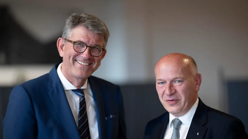 DEU-Deutschland-Germany-Berlin-17-06-2025-Wolfram-Weimer-Beauftragter-der-Bundesregierung-fuer-Kultur-und-Medien-der-CDU-und-Kai-Wegner-Landesvorsitzender-der-Berliner-CDU-und-Regierender-Buergermeister-von-Berlin-v-l-n-r-auf-dem-kleinen-Landesparteitag-der-Berliner-CDU-unter-dem-Motto-Unser-Berlin-Mit-Sicherheit-in-Freiheit-leben-in-Berlin-Deutschland-en-Wolfram-Weimer-Federal-Government-Commissioner-for-Culture-and-Media-of-the-CDU-and-Kai-Wegner-state-chairman-of-the-Berlin-CDU-and-Governing-Mayor-of-Berlin-from-left-to-right-at-the-state-party-conference-of-the-Berlin-CDU-under-the-motto-Our-Berlin-Living-safely-and-freely-in-Berlin-Germany