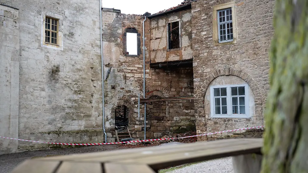 Die-Runneburg-Weissensee-aus-dem-12-Jahrhundert-ist-bei-dem-Brand-nur-knapp-einer-groesseren-Katastrophe-entgangen