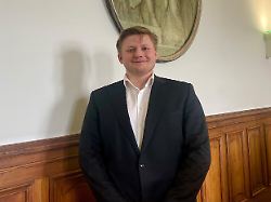 Satire darf "saublöd" sein: Keine Strafe für El Hotzo wegen Spott über Trump-Attentat