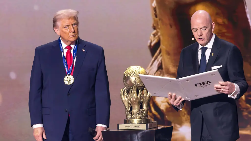 FIFA-World-Cup-WM-Weltmeisterschaft-Fussball-2026-Official-Draw-US-President-Donald-Trump-receives-the-FIFA-Peace-Prize-from-FIFA-President-Gianni-Infantino-at-the-official-draw-for-the-2026-FIFA-World-Cup-at-the-John-F-Kennedy-Center-for-the-Performing-Arts-on-December-5-2025-in-Washington-D-C-The-2026-FIFA-World-Cup-will-take-place-between-June-11-and-July-19-with-the-participation-of-48-national-teams-and-the-matches-will-be-played-in-the-United-States-Mexico-and-Canada-This-will-be-the-first-time-the-international-sporting-event-will-be-hosted-by-three-countries