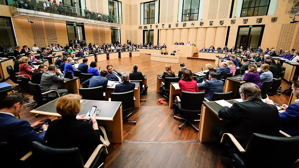 Impressionen-Symbolbild-Plenarsaal-des-Deutschen-Bundesrat-waehrend-der-Plenarsitizung