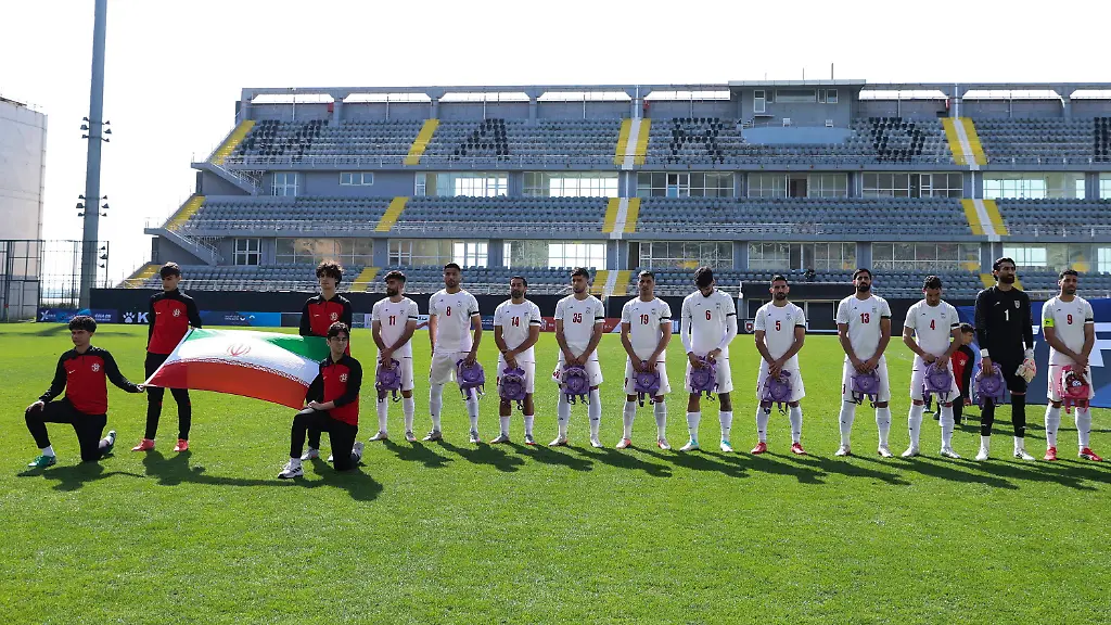 Friendly-Soccer-Match-Iran-vs-Nigeria-Iran-players-pose-with-kid-s-backpacks-as-they-listen-the-National-Anthem-before-the-Iran-vs-Nigeria-friendly-soccer-match-in-Antalya-Turkey-27-March-2026
