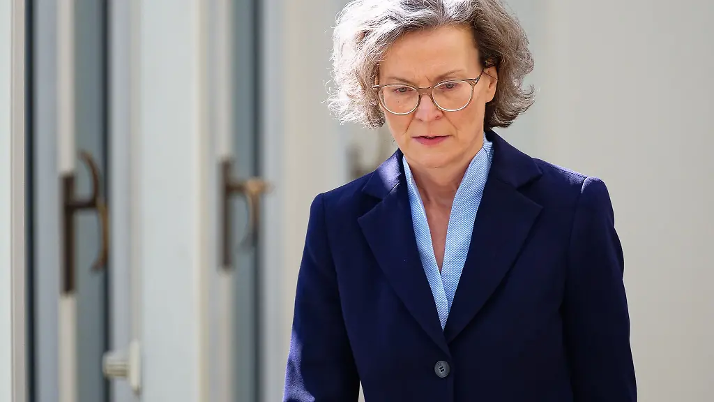 Nordrhein-Westfalens-Bauministerin-Ina-Scharrenbach-muss-sich-zusammenreissen-um-die-Befragung-im-Bauausschuss-des-Landtags-durchzustehen