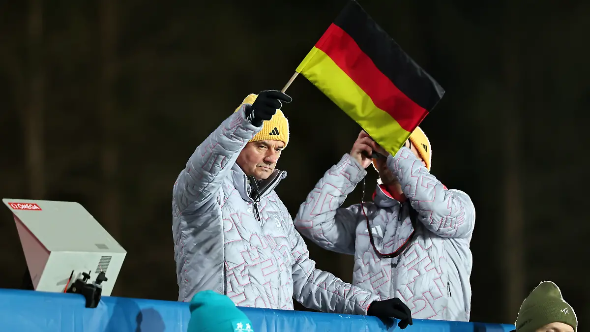 Olympia-Olympische-Winterspiele-Mailand-Cortina-2026-Ski-nordisch-Skispringen-Super-Team-Maenner-Probedurchgang-Stefan-Horngacher-l-Bundestrainer-der-deutschen-Skisprungmannschaft-winkt-auf-dem-Trainerturm-eine-Springer-ab