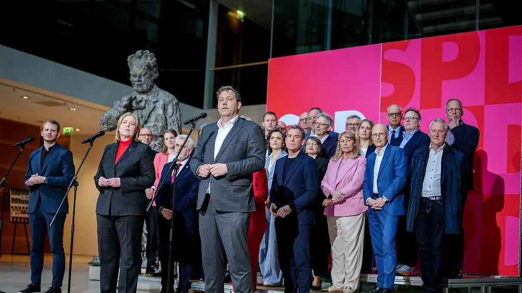 Tim-Kluessendorf-SPD-Generalsekretaer-Baerbel-Bas-SPD-Bundesministerin-fuer-Arbeit-und-Soziales-und-SPD-Parteivorsitzende-und-Lars-Klingbeil-SPD-Bundesminister-der-Finanzen-Vizekanzler-und-SPD-Bundesvorsitzender-geben-vor-dem-SPD-Praesidium-nach-einer-Sondersitzung-zur-Reformagenda-der-Partei-im-Willy-Brandt-Haus-eine-Pressekonferenz