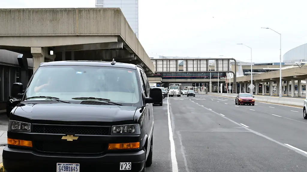 March-27-2026-Philadelphia-Pennsylvania-Usa-NEW-Members-of-the-Philadelphia-Police-and-U-S-Government-officials-stage-in-the-area-after-a-United-States-Secret-Service-agent-shot-himself-accidentally-at-Philadelphia-International-Airport-March-27-2026-Philadelphia-Pennsylvania-USA-The-shooting-transpired-at-approximately-8-42-a-m-Friday-morning-near-the-1-PIA-Way-access-point-and-the-Pennsylvania-Tower-The-USSS-agent-was-traveling-in-an-unmarked-Chevrolet-SUV-when-he-accidentally-discharged-his-firearm-according-to-sources-EMS-responded-to-the-scene-and-transported-the-Secret-Service-agent-to-Penn-Presbyterian-Medical-Center-where-he-was-listed-in-stable-condition
