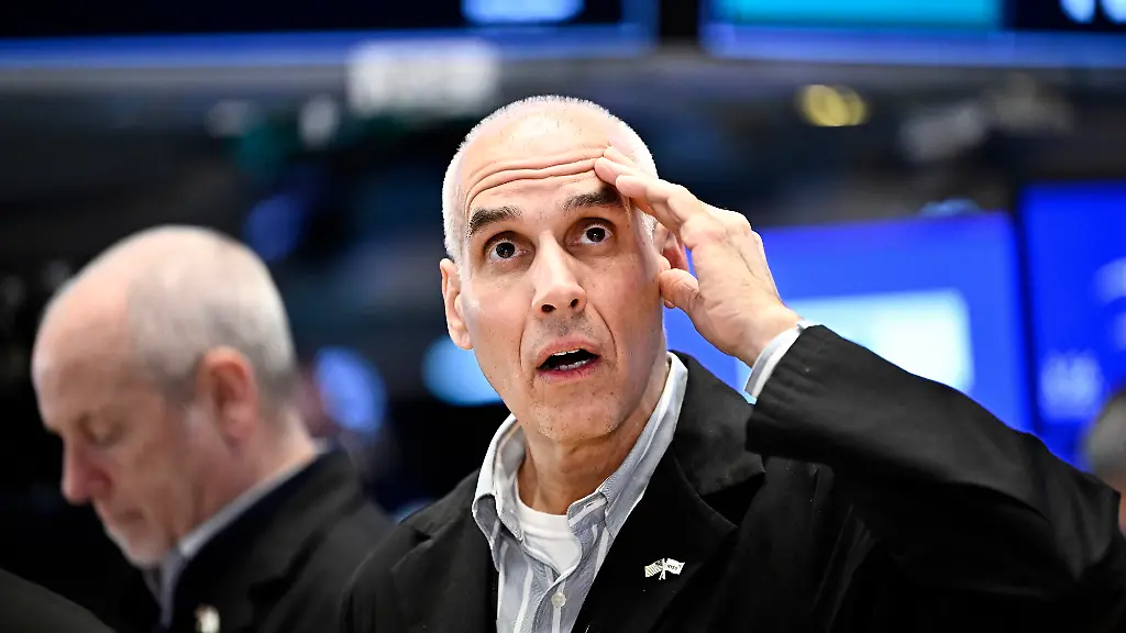 A-stock-trader-reacts-while-standing-on-the-floor-of-the-New-York-Stock-Exchange-shortly-before-the-closing-bell-New-York-NY-March-26-2026-Stock-prices-fell-sharply-while-oil-prices-rose-with-the-Dow-Jones-Industial-Average-dropped-1-Nasdaq-sank-10-below-its-record