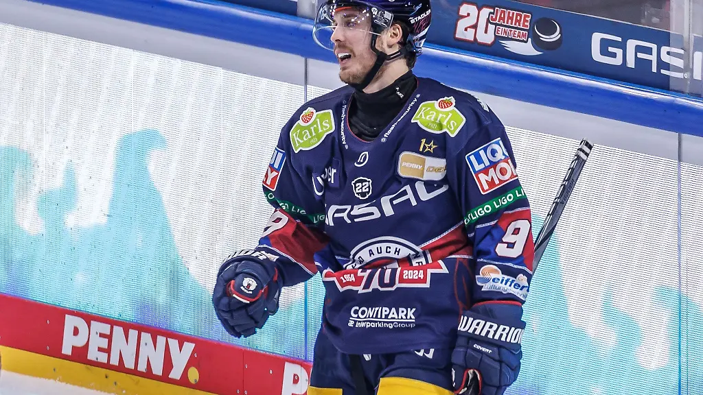 Ty-Ronning-erzielte-beim-2-1-der-Eisbaeren-Berlin-gegen-die-Straubing-Tigers-beide-Treffer