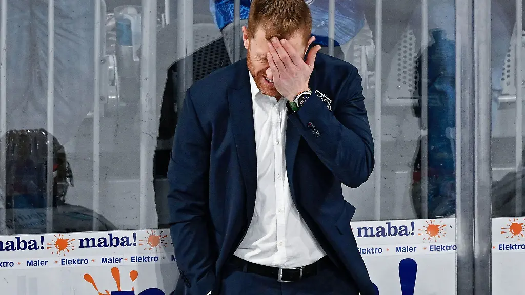 Trainer-Alexander-Sulzer-und-seine-Fischtown-Pinguins-liegen-gegen-Mannheim-0-2-zurueck