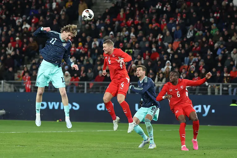 27-03-2026-Schweiz-Basel-Fussball-Maenner-Laenderspiele-Schweiz-Deutschland-St-Jakob-Park-Nick-Woltemade-Deutschland-l-spielt-gegen-Nico-Elvedi-Schweiz-Foto-Christian-Charisius-dpa-WICHTIGER-HINWEIS-Gemaess-den-Vorgaben-der-DFL-Deutsche-Fussball-Liga-bzw-des-DFB-Deutscher-Fussball-Bund-ist-es-untersagt-in-dem-Stadion-und-oder-vom-Spiel-angefertigte-Fotoaufnahmen-in-Form-von-Sequenzbildern-und-oder-videoaehnlichen-Fotostrecken-zu-verwerten-bzw-verwerten-zu-lassen
