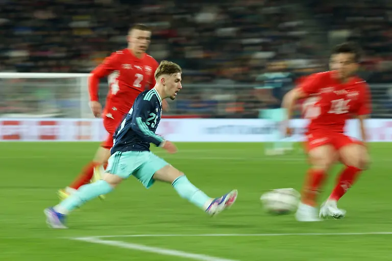 27-03-2026-Schweiz-Basel-Fussball-Maenner-Laenderspiele-Schweiz-Deutschland-St-Jakob-Park-Lennart-Karl-Deutschland-spielt-den-Ball-Foto-Christian-Charisius-dpa-WICHTIGER-HINWEIS-Gemaess-den-Vorgaben-der-DFL-Deutsche-Fussball-Liga-bzw-des-DFB-Deutscher-Fussball-Bund-ist-es-untersagt-in-dem-Stadion-und-oder-vom-Spiel-angefertigte-Fotoaufnahmen-in-Form-von-Sequenzbildern-und-oder-videoaehnlichen-Fotostrecken-zu-verwerten-bzw-verwerten-zu-lassen