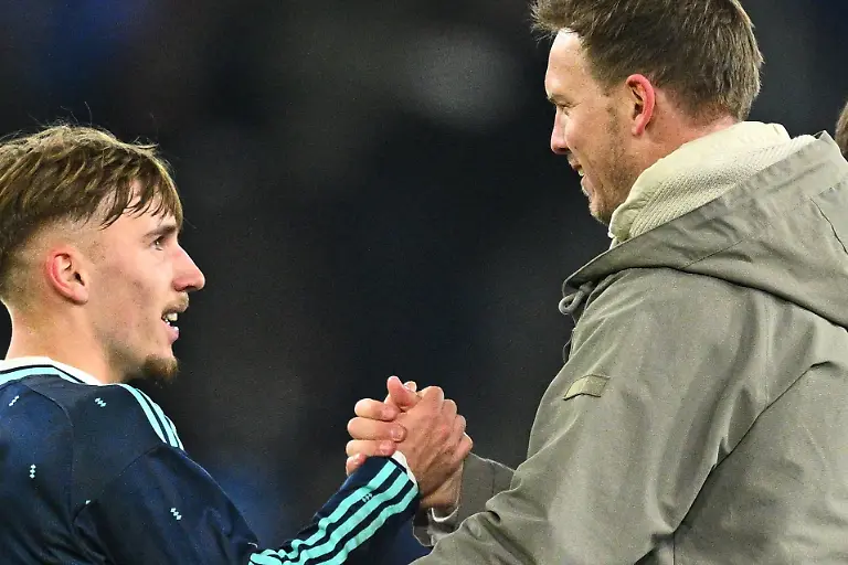 27-03-2026-Schweiz-Basel-Fussball-Maenner-Laenderspiele-Schweiz-Deutschland-St-Jakob-Park-Bundestrainer-Julian-Nagelsmann-Deutschland-spricht-mit-Lennart-Karl-Deutschland-nach-dem-Abpfiff-Foto-Tom-Weller-dpa-WICHTIGER-HINWEIS-Gemaess-den-Vorgaben-der-DFL-Deutsche-Fussball-Liga-bzw-des-DFB-Deutscher-Fussball-Bund-ist-es-untersagt-in-dem-Stadion-und-oder-vom-Spiel-angefertigte-Fotoaufnahmen-in-Form-von-Sequenzbildern-und-oder-videoaehnlichen-Fotostrecken-zu-verwerten-bzw-verwerten-zu-lassen