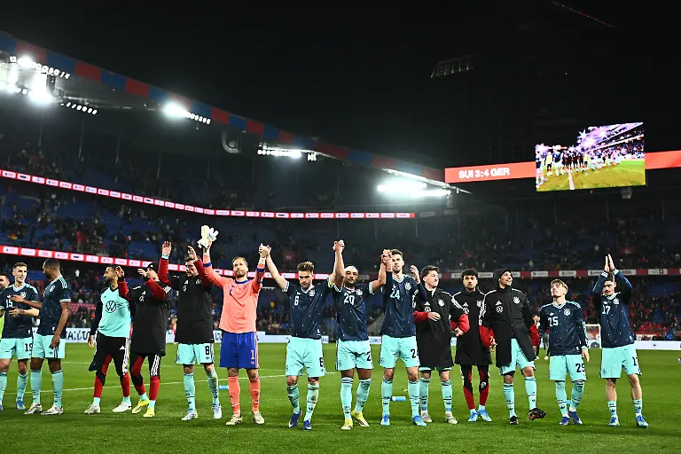 Fussball-Maenner-Laenderspiele-Schweiz-Deutschland-St-Jakob-Park-die-deutsche-Mannschaft-feiert-nach-dem-Abpfiff-den-Sieg
