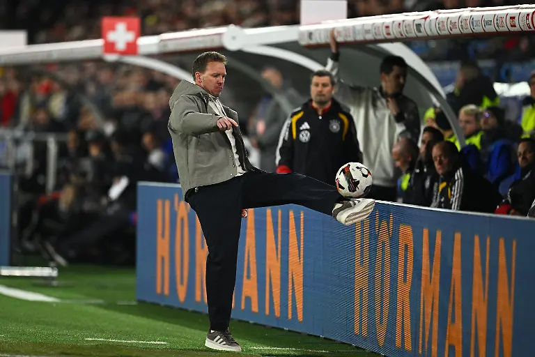 27-03-2026-Schweiz-Basel-Fussball-Maenner-Laenderspiele-Schweiz-Deutschland-St-Jakob-Park-Bundestrainer-Julian-Nagelsmann-Deutschland-stoppt-den-Ball-mit-dem-Fuss-Foto-Tom-Weller-dpa-WICHTIGER-HINWEIS-Gemaess-den-Vorgaben-der-DFL-Deutsche-Fussball-Liga-bzw-des-DFB-Deutscher-Fussball-Bund-ist-es-untersagt-in-dem-Stadion-und-oder-vom-Spiel-angefertigte-Fotoaufnahmen-in-Form-von-Sequenzbildern-und-oder-videoaehnlichen-Fotostrecken-zu-verwerten-bzw-verwerten-zu-lassen