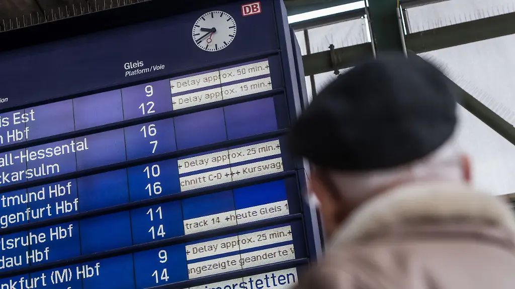 Ein-Fahrgast-schaut-am-26-04-2017-am-Hauptbahnhof-in-Stuttgart-Baden-Wuerttemberg-zu-einer-Informationstafel-der-Deutschen-Bahn-auf-der-Verspaetungen-bis-zu-50-Minuten-angezeigt-werden-Mehrere-Streckensperrungen-aufgrund-eines-auf-die-Gleise-gestuerzten-Baumes-und-Schneefall-sorgten-am-Mittwochvormittag-zu-teils-erheblichen-Verzoegerungen-im-Schienenverkehr