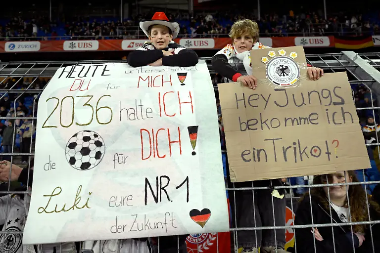 Fussball-Maenner-Laenderspiele-Schweiz-Deutschland-St-Jakob-Park-Junge-Fans-von-Deutschland-warten-vor-dem-Spiel-auf-der-Tribuene-auf-den-Anpfiff