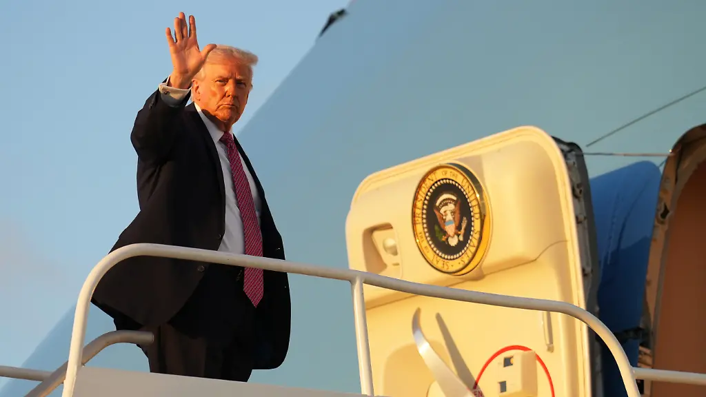 US-Praesident-Donald-Trump-besteigt-die-Air-Force-One-auf-dem-Miami-International-Airport-in-Miami