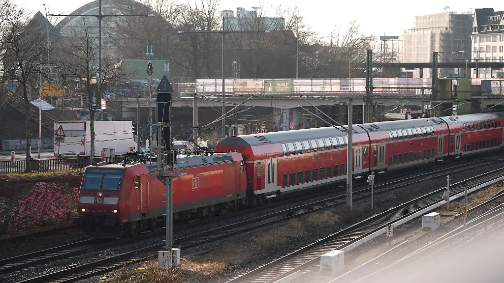 Wegen-der-Abrissarbeiten-an-der-Berlinertordammbruecke-ist-am-Wochenende-die-Bahnstrecke-Hamburg-Luebeck-unterbrochen