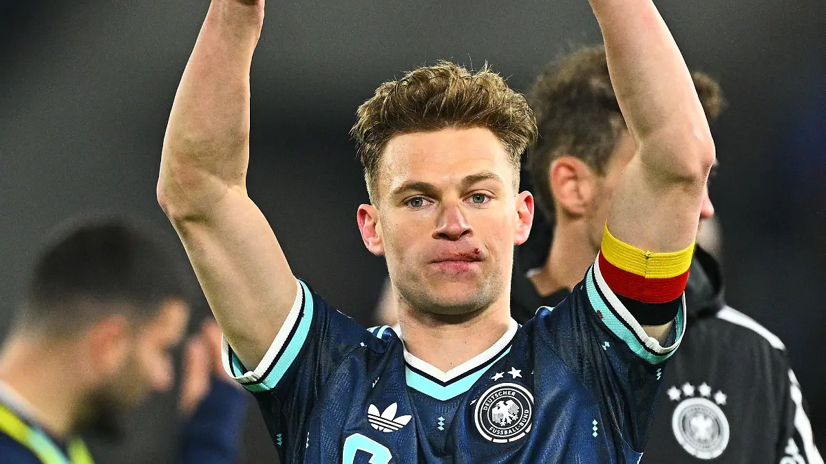 Joshua-Kimmich-feiert-mit-einer-Verletzung-an-der-Lippe-den-Sieg-in-der-Schweiz