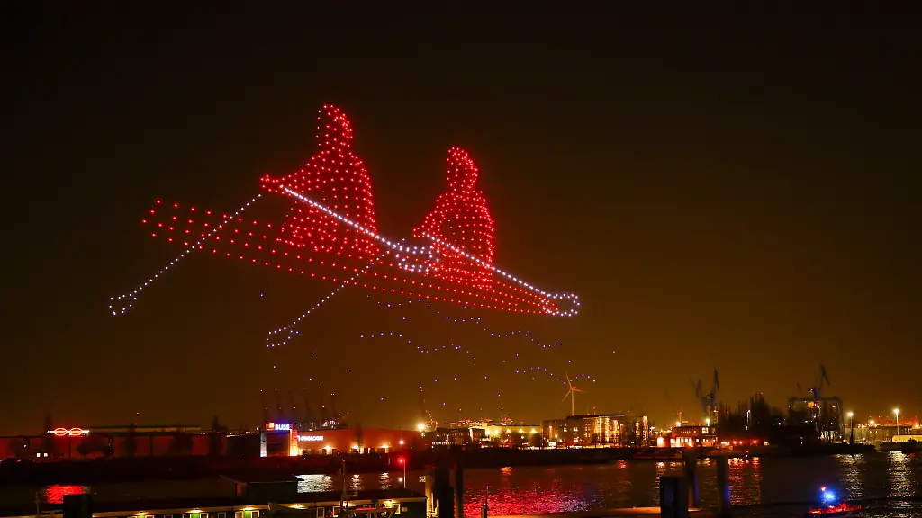 dpatopbilder-26-02-2026-Hamburg-Drohnen-bilden-ein-Zweier-Boot-im-Rudern-ueber-der-Elbe-an-den-Landungsbruecken-waehrend-einer-Show-zum-Start-der-Hamburger-Olympia-Kampagne-des-Senats