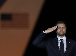 US Vizepraesident JD Vance Salutiert Als Ein Team Der US Armee Auf Dem Luftwaffenstuetzpunkt Dover USA Die Ueberfuehrungsbox Mit Den Sterblichen Ueberresten Von Benjamin N Pennington Bewegt