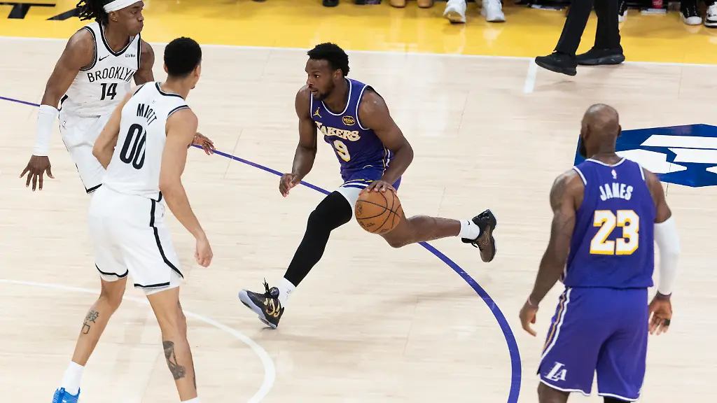 27-03-2026-USA-Los-Angeles-Basketball-Maenner-NBA-Los-Angeles-Lakers-Brooklyn-Nets-Bronny-James-9-2-v-r-von-den-Los-Angeles-Lakers-in-Aktion-Rechts-steht-NBA-Legende-LeBron-James-23