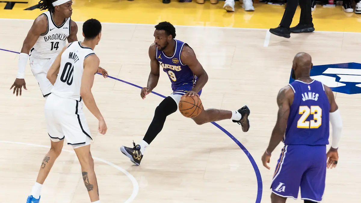 27-03-2026-USA-Los-Angeles-Basketball-Maenner-NBA-Los-Angeles-Lakers-Brooklyn-Nets-Bronny-James-9-2-v-r-von-den-Los-Angeles-Lakers-in-Aktion-Rechts-steht-NBA-Legende-LeBron-James-23