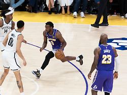 27 03 2026 USA Los Angeles Basketball Maenner NBA Los Angeles Lakers Brooklyn Nets Bronny James 9 2 V R Von Den Los Angeles Lakers In Aktion Rechts Steht NBA Legende LeBron James 23