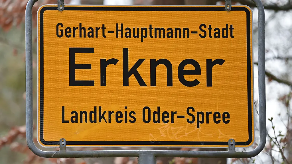 Ein-Schwimm-und-Tauchsportverein-in-Erkner-ruft-mutige-Schwimmer-auf-sich-am-Ostersamstag-mit-bunten-Schwimmhilfen-in-der-Spree-treiben-zu-lassen