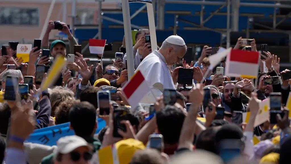 Papst-Leo-XIV-trifft-sich-mit-Jugendlichen-vor-der-Kirche-Sainte-Devote-in-La-Condamine-in-Monaco