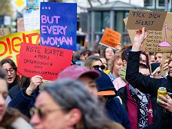 Nordrhein-Westfalen: Tausende demonstrieren in Köln gegen sexualisierte Gewalt