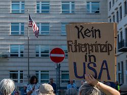 Bayern: 600 Menschen demonstrieren in München gegen Trump