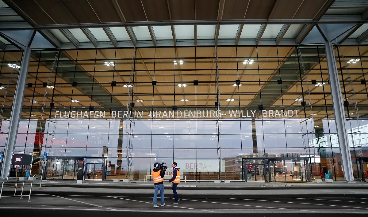 2019-11-25T145110Z-2071002115-RC2EID9NBC87-RTRMADP-3-GERMANY-AIRPORT-BERLIN