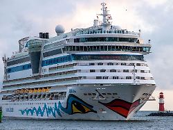 Mecklenburg-Vorpommern: Kreuzfahrtschiff "Aidadiva" eröffnet Saison in Warnemünde
