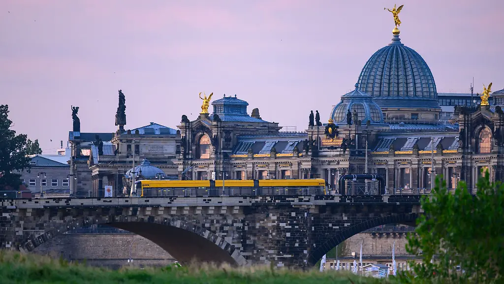 Dresden-will-mit-einem-Nachtragshaushalt-sein-Defizit-im-laufenden-Jahr-verkleinern-freiwillige-Leistungen-werden-gekuerzt-Strassenbauprojekte-verschoben