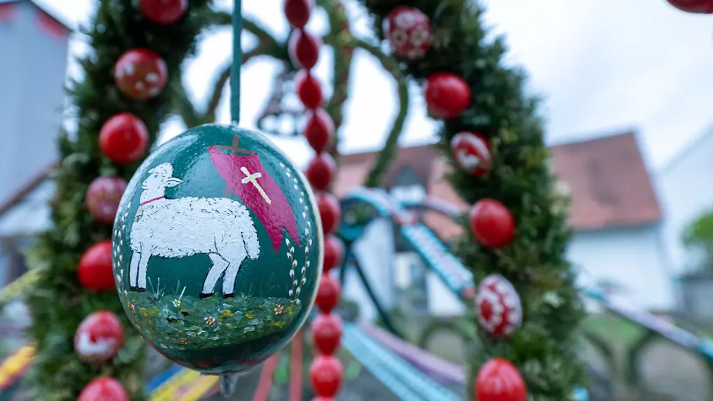 Die-Eier-an-den-Osterbrunnen-sind-oft-kunstvoll-verziert