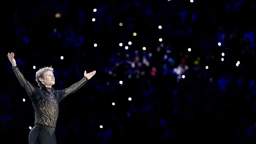 Gold-medalist-Ilia-Malinin-from-the-United-States-waves-before-the-medal-ceremony-after-the-men-free-skating-at-the-Figure-Skating-World-Championships-in-Prague-Czech-Republic-Saturday-March-28-2026