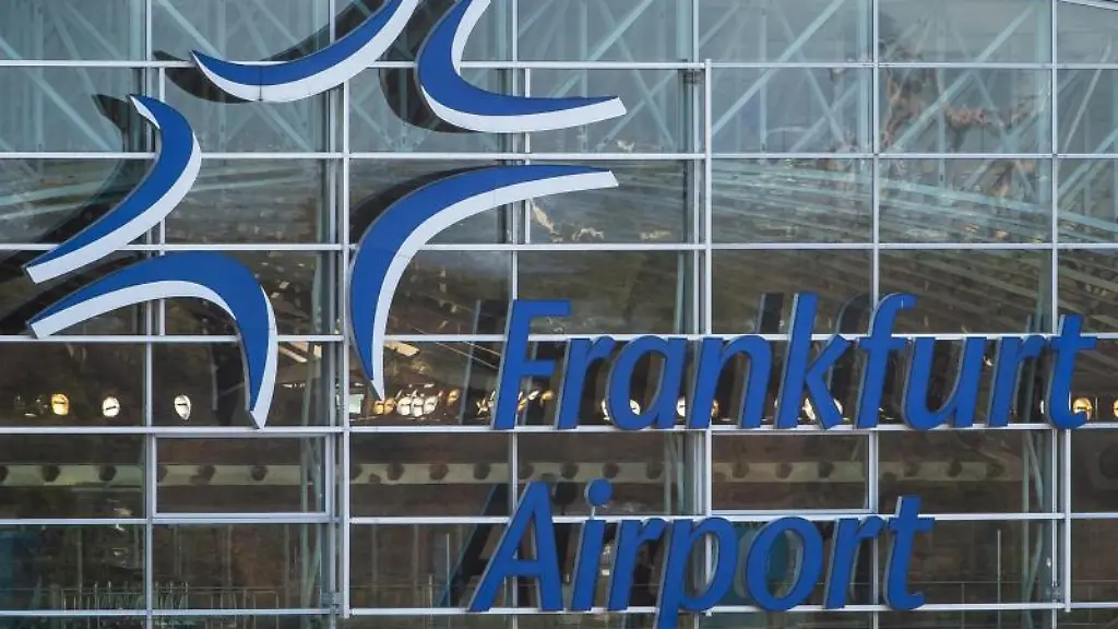 Der-Schriftzug-Frankfurt-Airport-ist-an-der-Fassade-des-Flughafens-zu-sehen