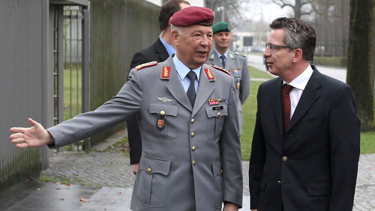 Braucht Zeit: Verteidigungsminister de Maizière mit dem Chef des Einsatzführungskommandos in Potsdam.