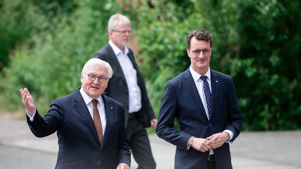 Bundespraesident-Frank-Walter-Steinmeier-laeuft-zusammen-mit-Hendrik-Wuest-CDU-Ministerpraesident-von-Nordrhein-Westfalen-l-r-zur-Zeche-Zollverein-in-Essen-Der-Bundespraesident-besucht-mit-rund-150-in-Deutschland-taetigen-auslaendischen-Botschafterinnen-und-Botschaftern-sowie-hochrangigen-Vertreterinnen-und-Vertretern-internationaler-Organisationen-das-Ruhrgebiet-und-das-suedliche-Muensterland