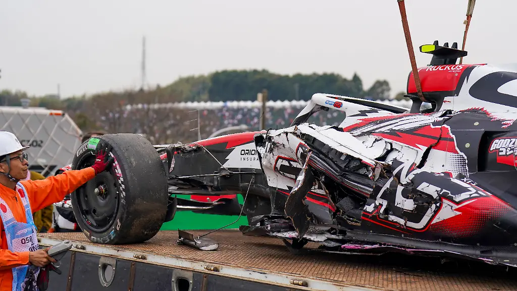 FORMULA-ONE-JAPANESE-GRAND-PRIX-2026-The-crashed-car-of-Oliver-Bearman-87-GBR-Haas-F1-Team-during-the-Formula-1-Aramco-Japanese-Grand-Prix-2026-3rd-round-of-the-2026-Formula-One-World-Championship-WM-Weltmeisterschaft-from-March-27th-29th-2026-at-the-Suzuka-Circuit-Suzuka-City-Japan-Credit-Robbie-Hoad-Every-Second-Media-Editorial-use-only-All-images-are-copyright-Every-Second-Media-Limited-No-images-may-be-reproduced-without-prior-permission