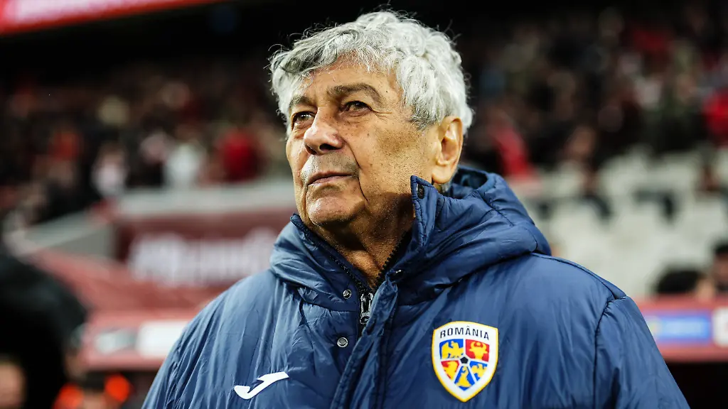 Turkiye-v-Romania-2026-FIFA-World-Cup-WM-Weltmeisterschaft-Fussball-European-Qualifiers-ISTANBUL-TURKIYE-MARCH-26-Head-coach-of-Romania-Mircea-Lucescu-follows-the-2026-FIFA-World-Cup-European-Qualifiers-play-off-semifinal-match-between-Turkiye-and-Romania-at-Tupras-Stadium-in-Istanbul-Turkiye-on-March-26-2026-Hakan-Akgun-Anadolu-Istanbul-Turkey-Editorial-use-only-Please-get-in-touch-for-any-other-usage