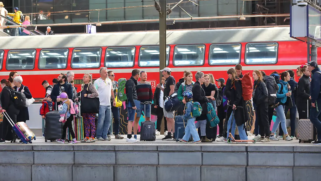 Fahrgaeste-warten-am-Hamburger-Hauptbahnhof-auf-ihren-Zug-Das-Reiseaufkommen-ist-hoch