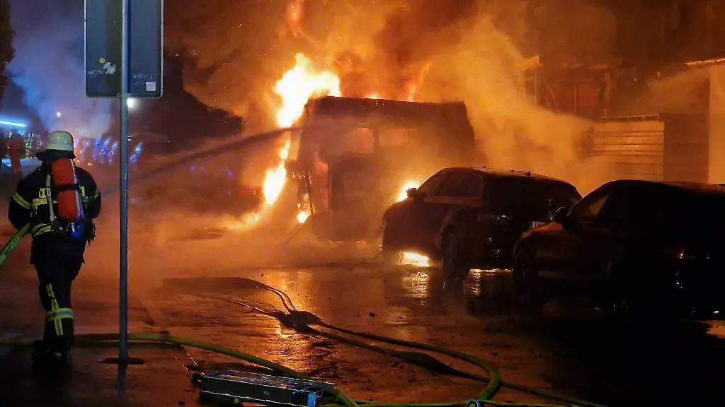 Ein-Wohnmobil-ist-in-Unna-voellig-ausgebrannt-Die-Polizei-vermutet-Brandstiftung